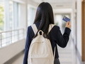 “카드 쥔 10대”…금융교육 기회 vs 빚 습관 우려